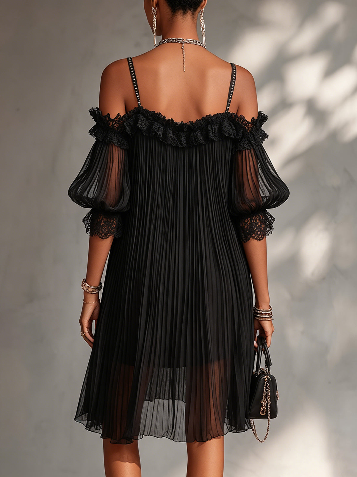 Vittoria | Minivestido negro de muselina con hombros al aire y ribetes de encaje | Blanca Vela