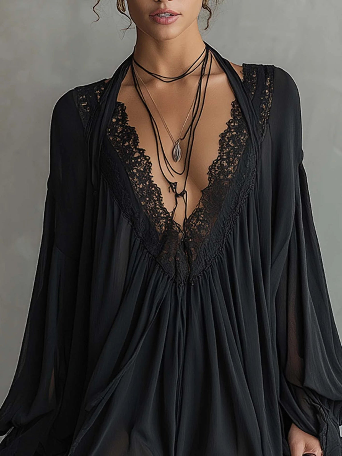 Cassandra | Mini vestido de gasa negra, cuello de encaje | Blanca Vela