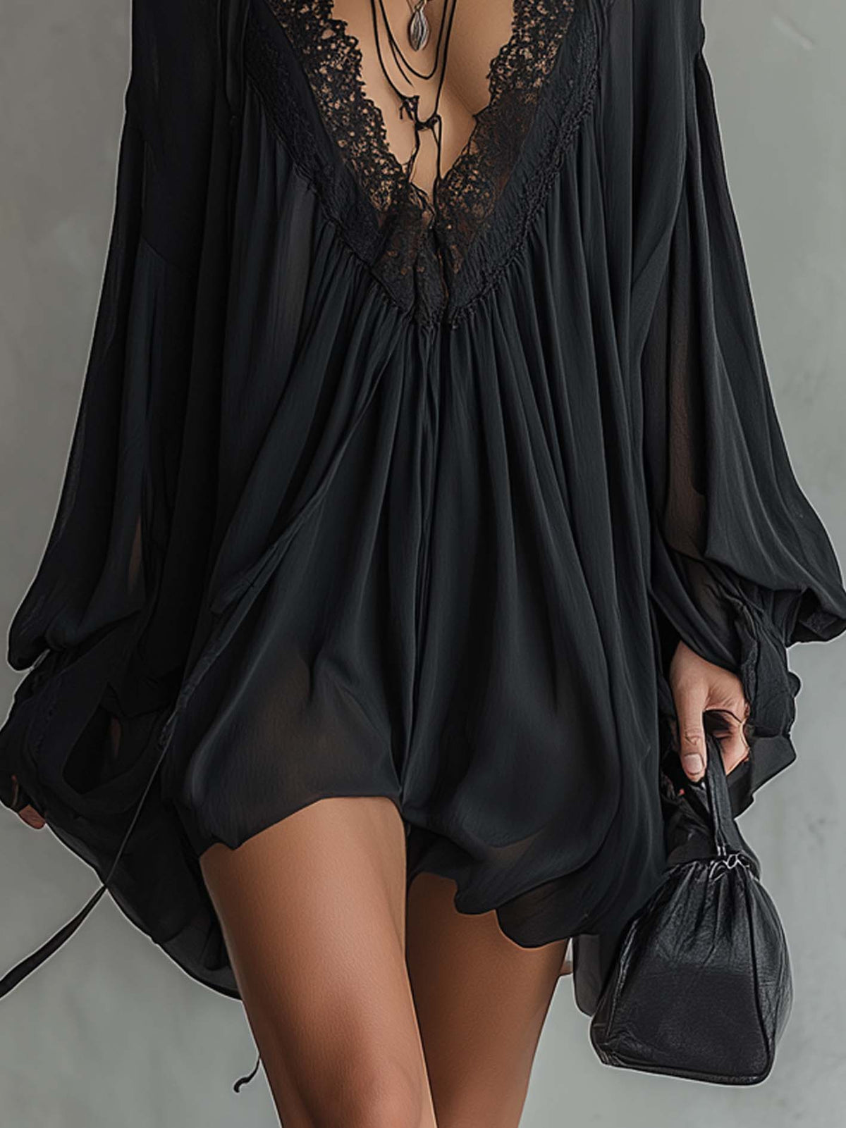 Cassandra | Mini vestido de gasa negra, cuello de encaje | Blanca Vela