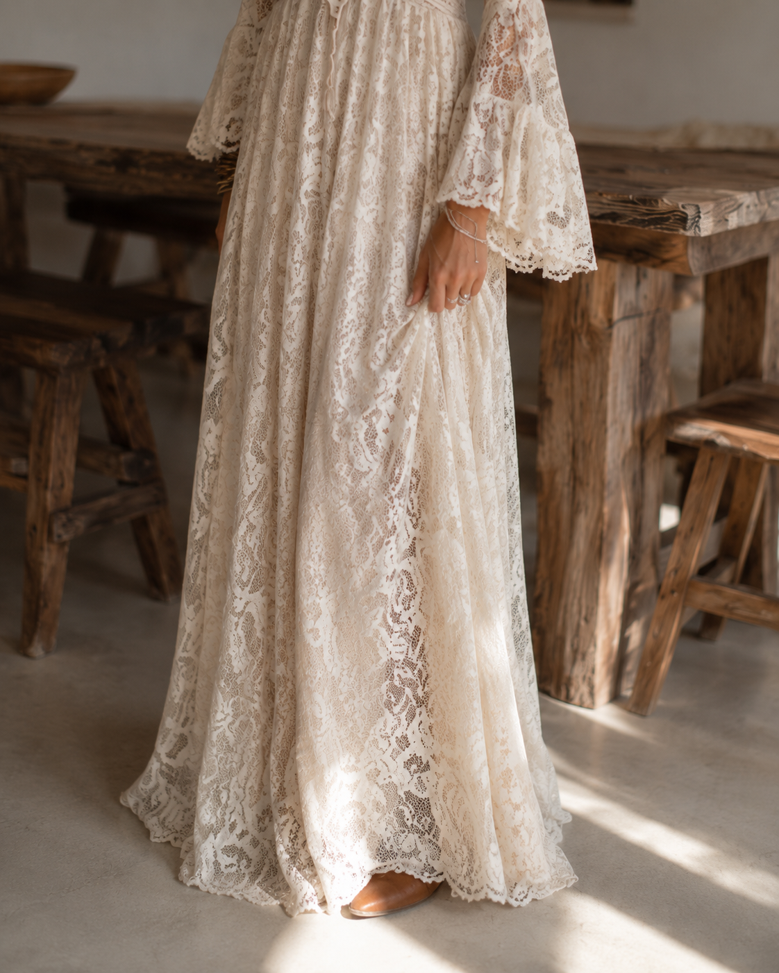 Serena | Vestido Maxi de Encaje con Mangas Acampanadas, Marfil | Blanca Vela
