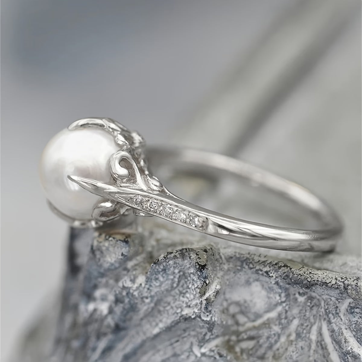 Anillo Delicado de Perlas y Cristales | Blanca Vela
