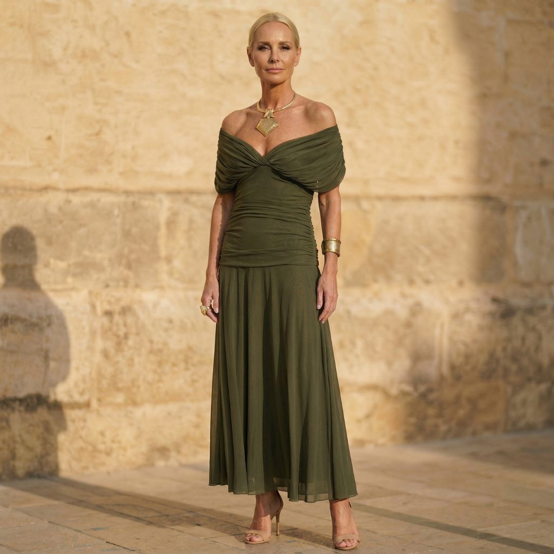 Lidia™ – Vestido verde oliva con hombros descubiertos | Blanca Vela