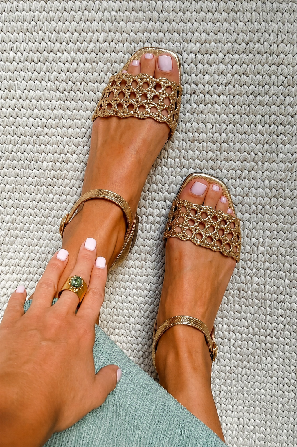 Aurora | Sandalias Doradas Encanto | Blanca Vela