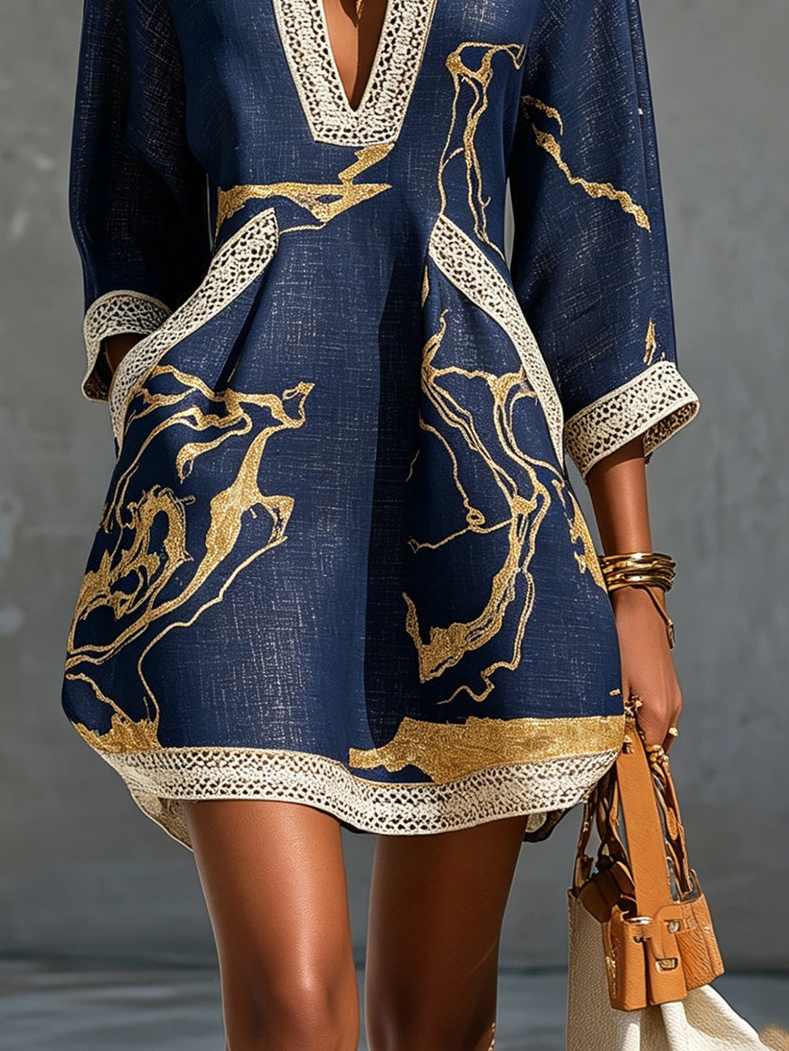 Astrée | Mini Vestido Cuello en V, Estampado Oro Marino | Blanca Vela