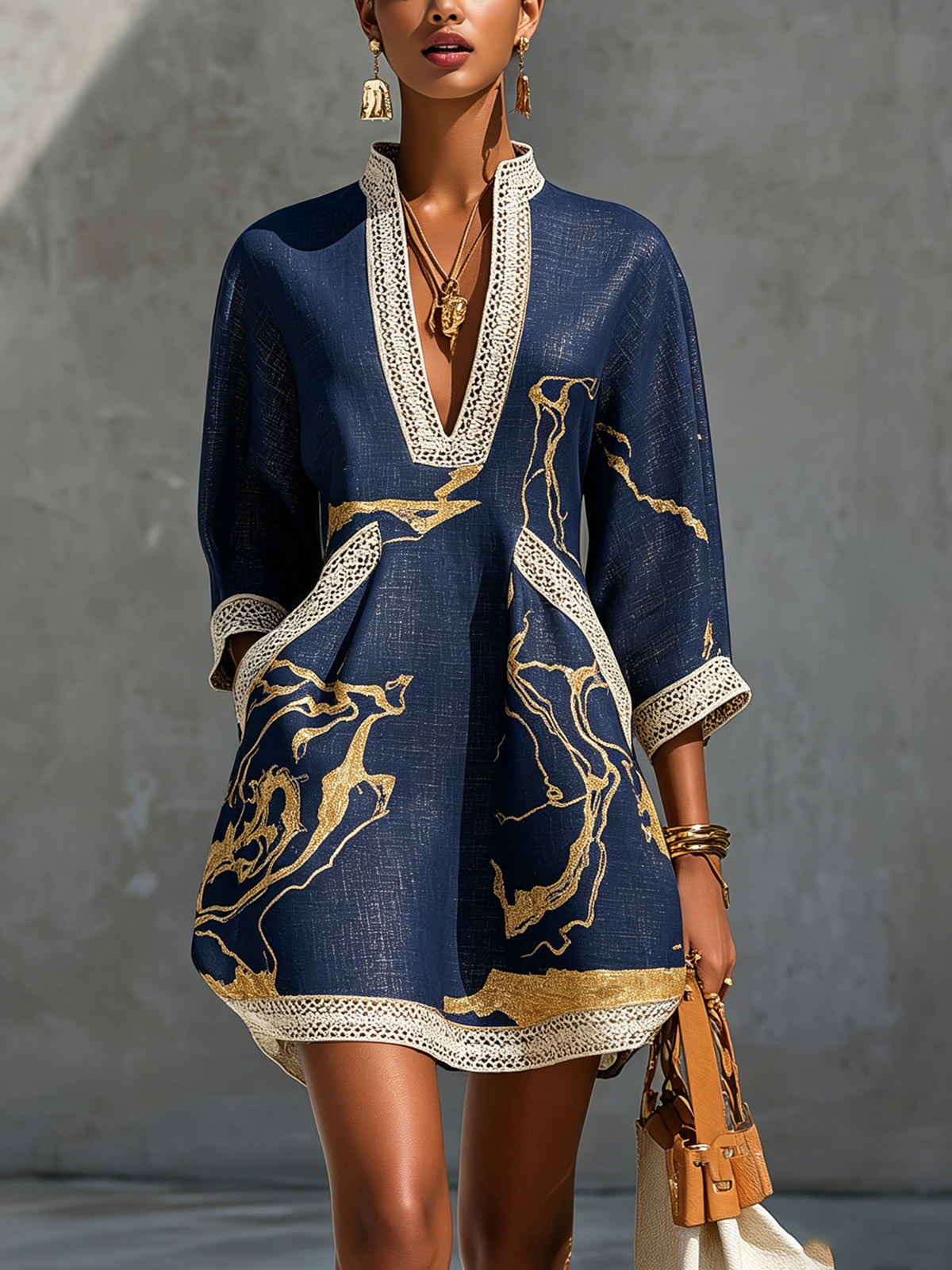 Astrée | Mini Vestido Cuello en V, Estampado Oro Marino | Blanca Vela
