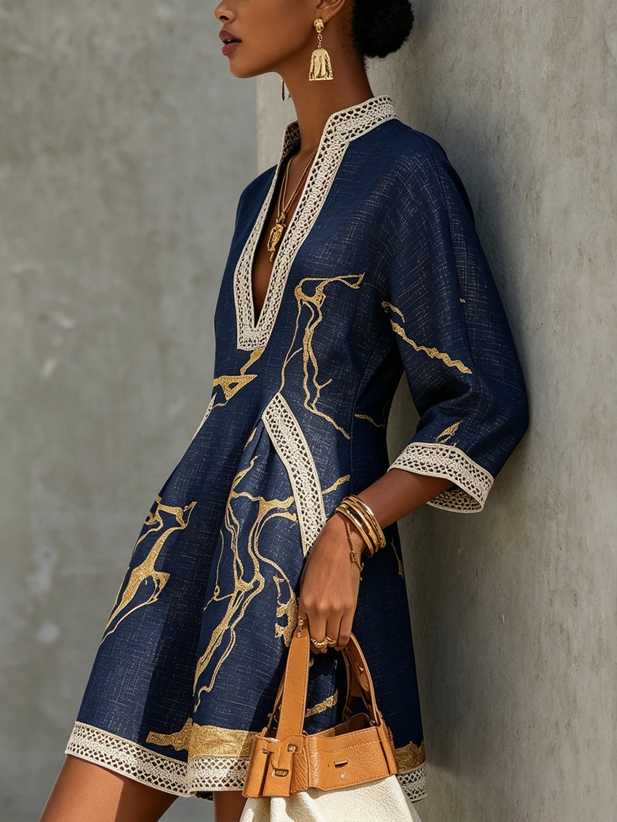 Astrée | Mini Vestido Cuello en V, Estampado Oro Marino | Blanca Vela