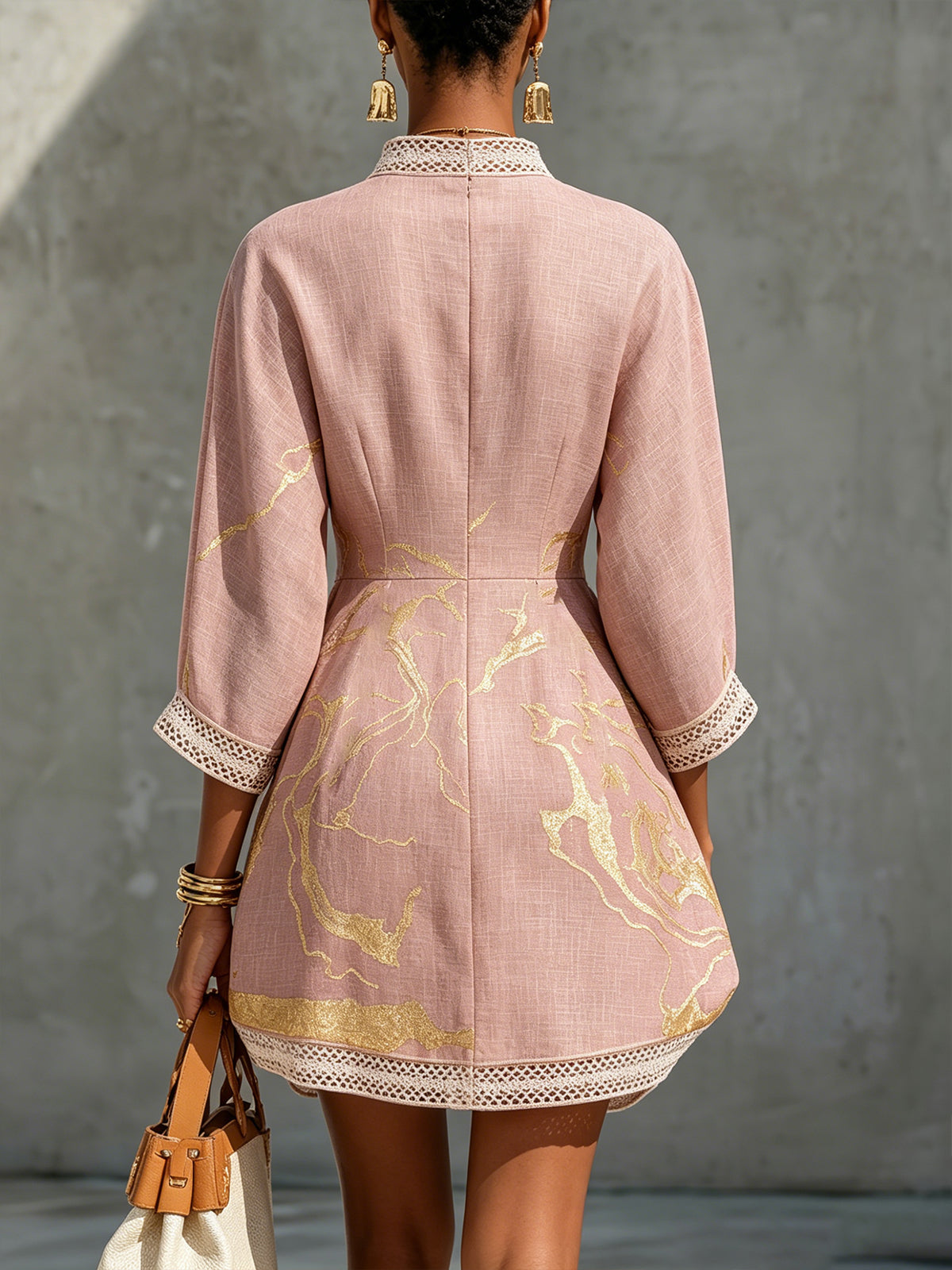 Aurore | Mini Vestido Cuello en V, Estampado Oro Rosa | Blanca Vela