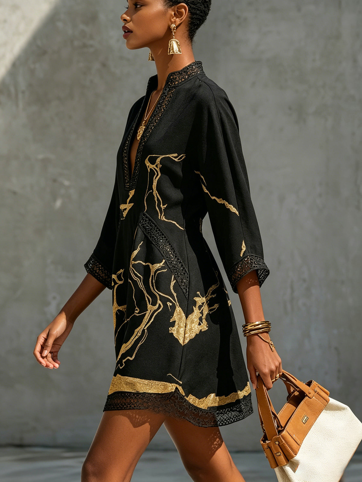 Ebony |Vestido de cuello en V mini, estampado negro y dorado | Blanca Vela
