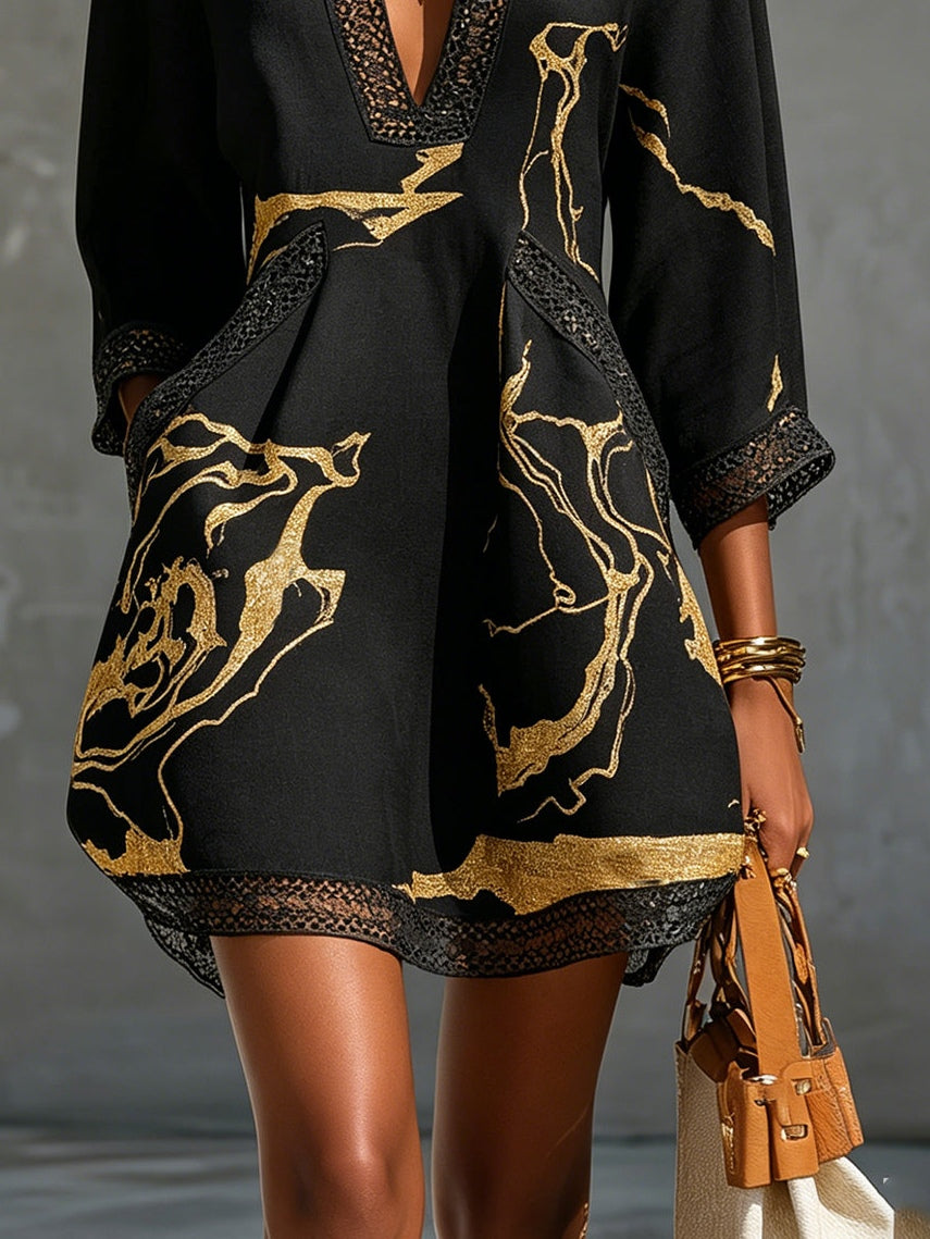 Ebony |Vestido de cuello en V mini, estampado negro y dorado | Blanca Vela