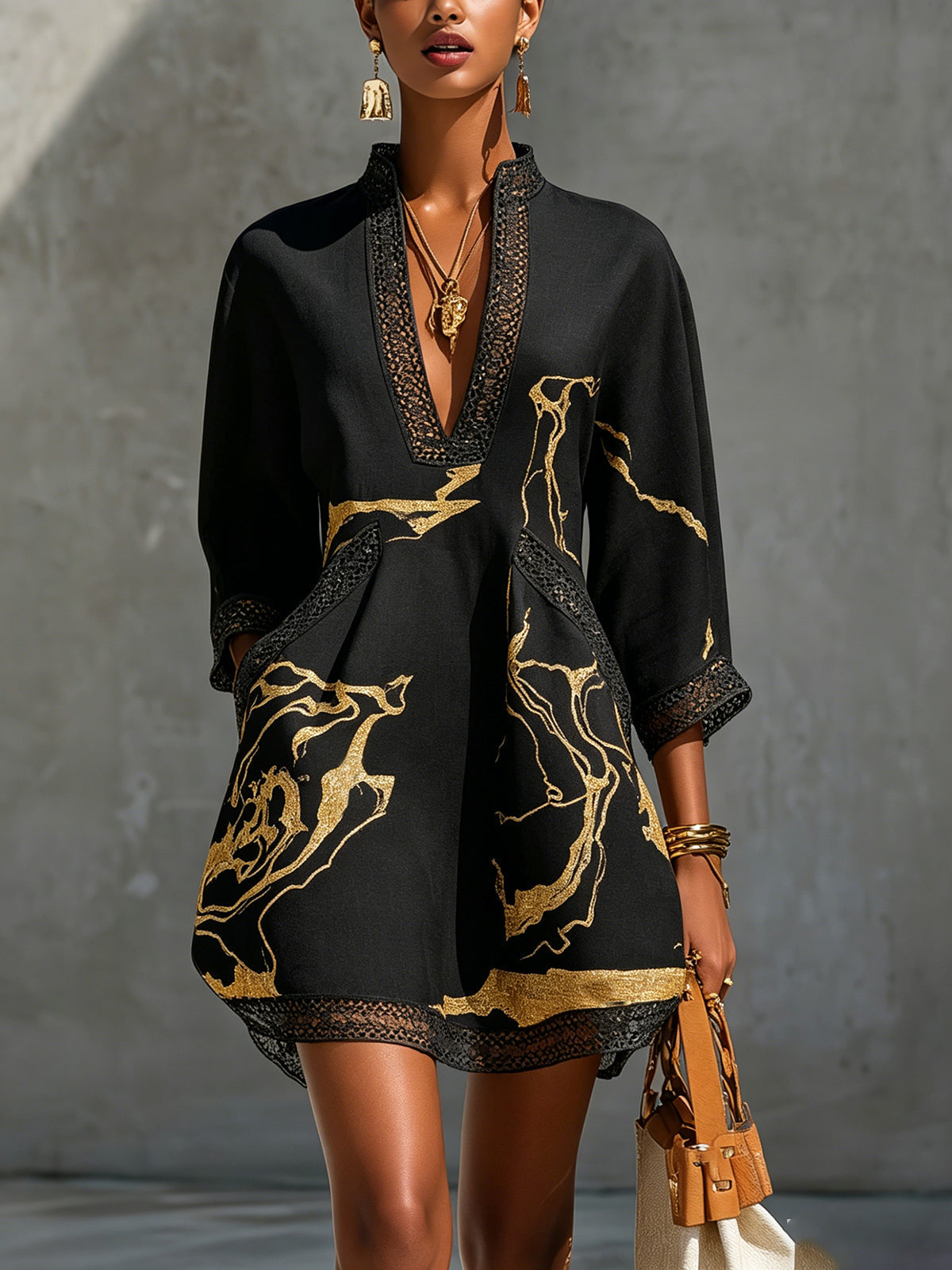 Ebony |Vestido de cuello en V mini, estampado negro y dorado | Blanca Vela