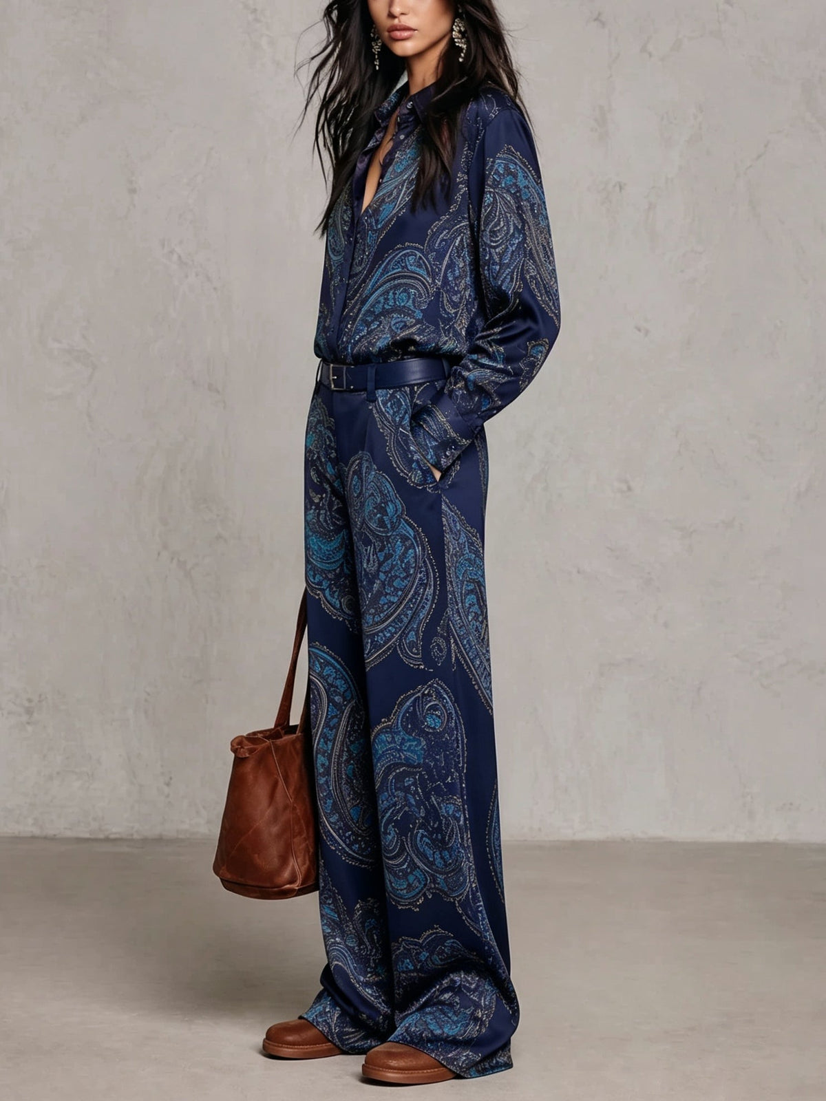 Gloria | Camisa de Seda de Manga Larga con Estampado Paisley Burdeos y Pantalones de Pierna Ancha | Blanca Vela