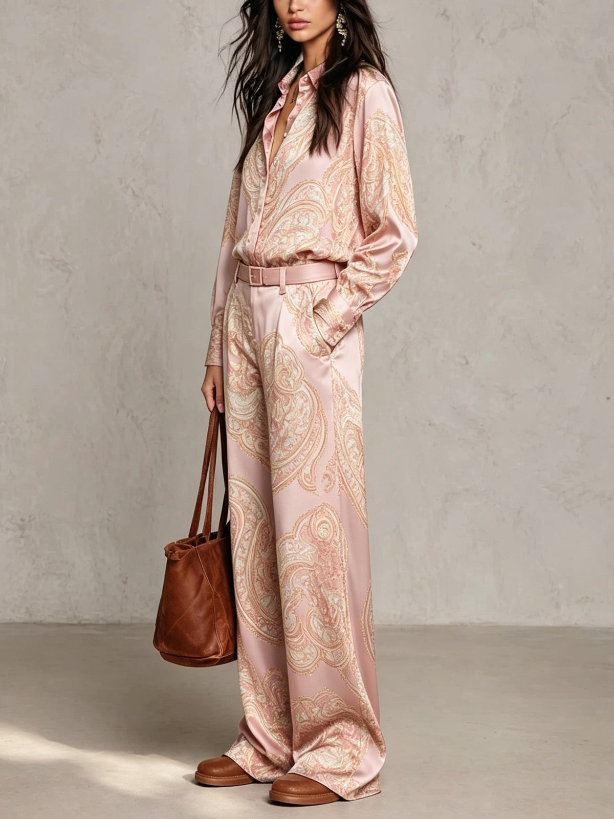 Set de Camisa de Manga Larga en Satén con Estampado Paisley Rosa y Pantalones de Pierna Ancha (con cinturón) | Blanca Vela