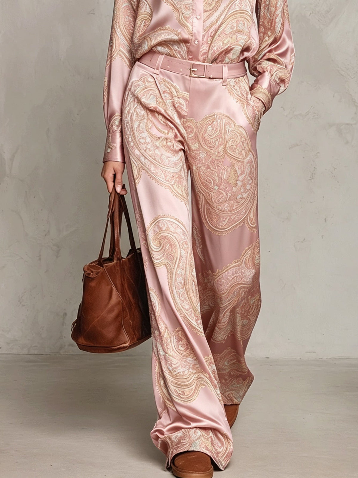 Set de Camisa de Manga Larga en Satén con Estampado Paisley Rosa y Pantalones de Pierna Ancha (con cinturón) | Blanca Vela