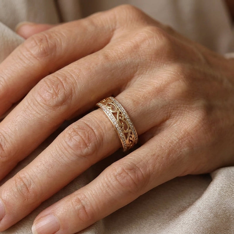 Anillo de Voluta en Filigrana con Detalles de Piedras Pavé en Tono Oro | Blanca Vela