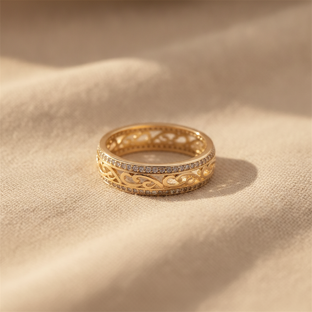 Anillo de Voluta en Filigrana con Detalles de Piedras Pavé en Tono Oro | Blanca Vela