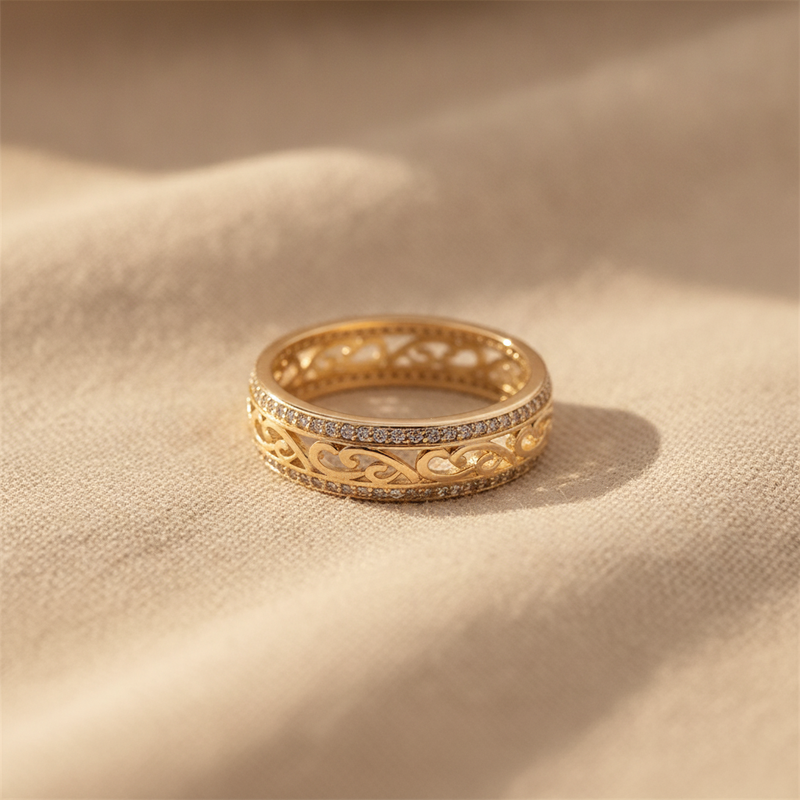 Anillo de Voluta en Filigrana con Detalles de Piedras Pavé en Tono Oro | Blanca Vela