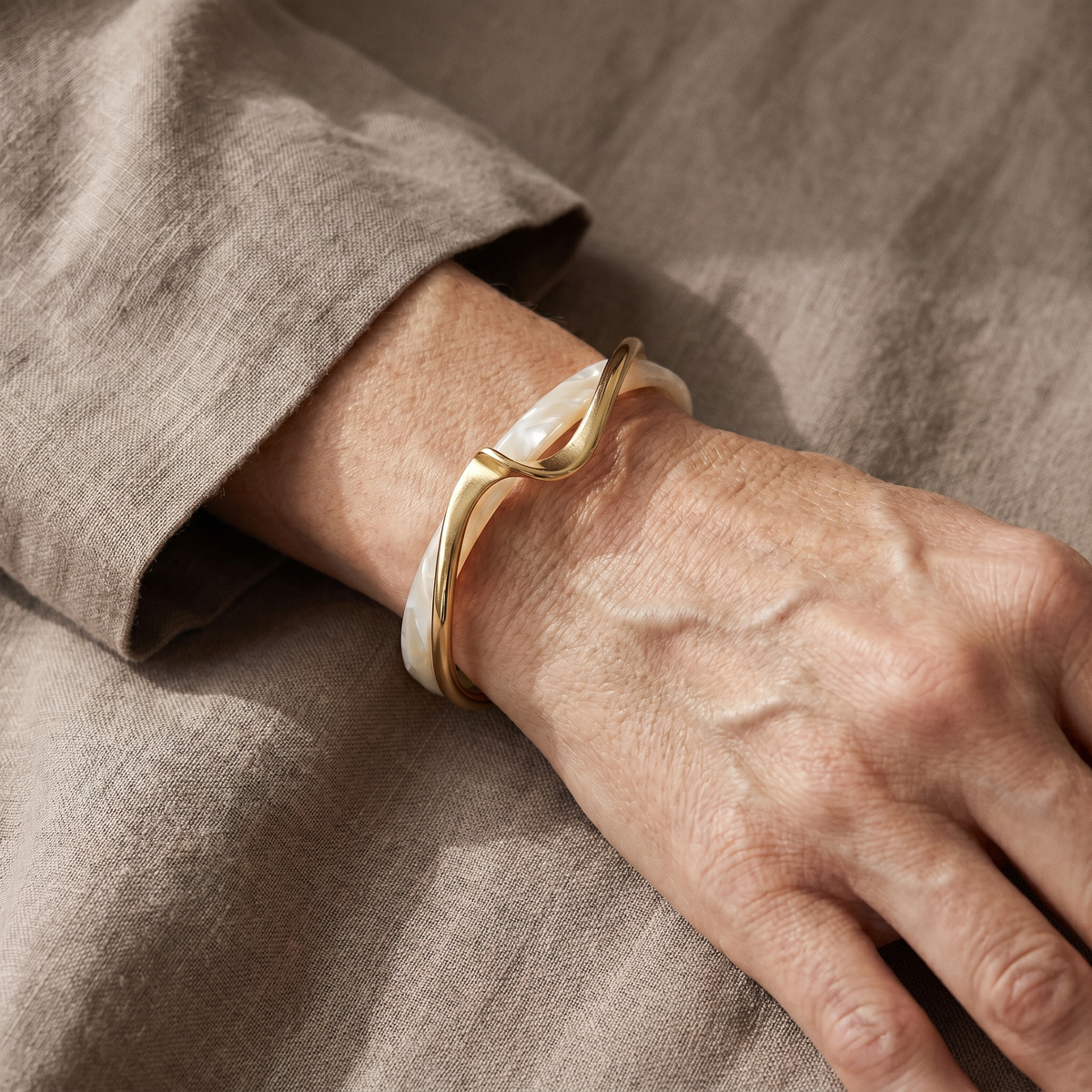 Pulsera Elegante de Oro con Ópalo Blanco | Blanca Vela