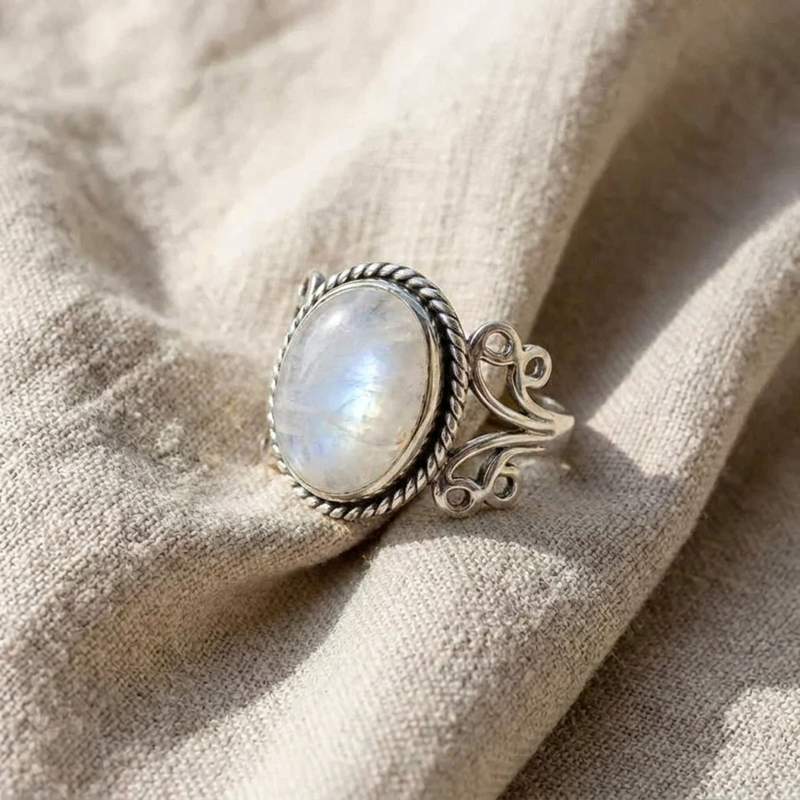 Anillo de Piedra Lunar Ovalada con Banda de Rizos | Blanca Vela