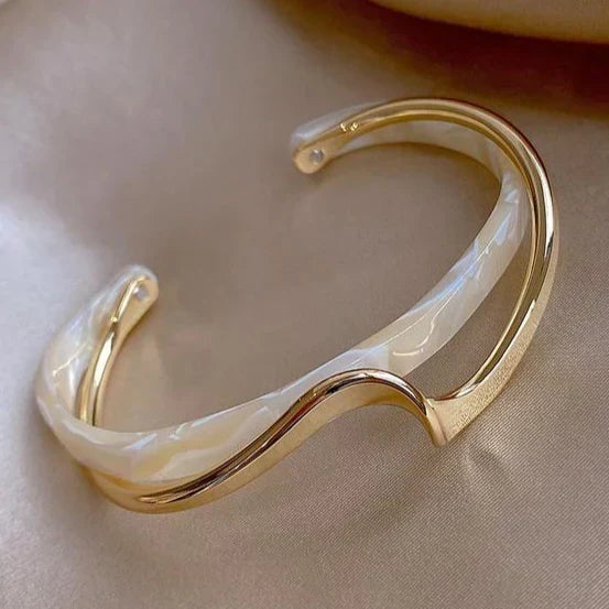 Pulsera Elegante de Oro con Ópalo Blanco | Blanca Vela