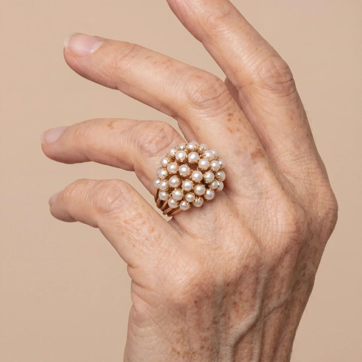 Anillo de Oro Clásico con Perla Incrustada | Blanca Vela