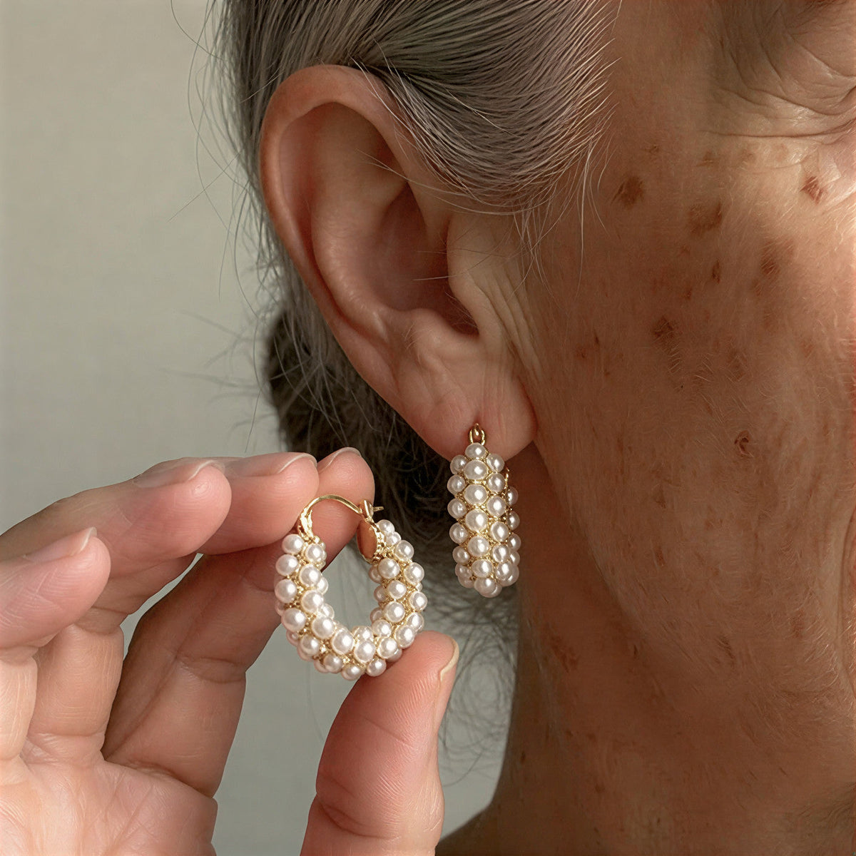 Pendientes de aro con perlas en capas | Blanca Vela